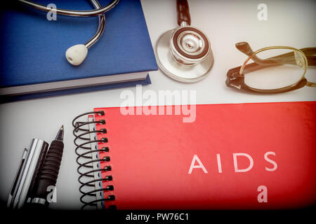 Intitolato red book aids lungo con attrezzature mediche, immagine concettuale Foto Stock