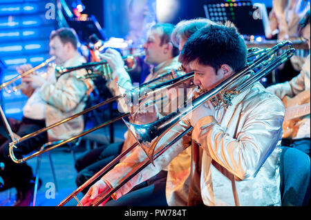 Tyumen, Russia - 16 Aprile 2014: Concorso di giovani artisti la canzone non conosce alcun limite nel teatro drammatico. Orchestra con strumenti musicali e p Foto Stock