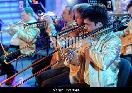 Tyumen, Russia - 16 Aprile 2014: Concorso di giovani artisti la canzone non conosce alcun limite nel teatro drammatico. Orchestra con strumenti musicali e p Foto Stock