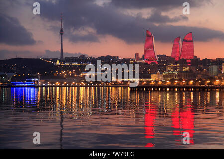 Azerbaigian, Baku, skyline, torri a fiamma, Bulvar, lungomare, Foto Stock