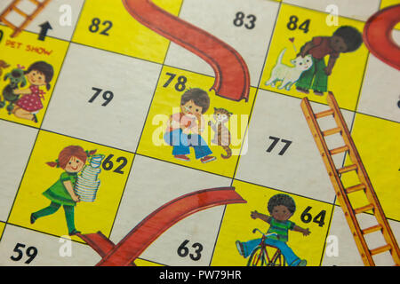 WOODBRIDGE, NEW JERSEY - Ottobre 13, 2018: A circa ottanta scheda di gioco Boggle è mostrato. Foto Stock