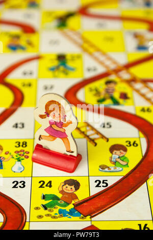 WOODBRIDGE, NEW JERSEY - Ottobre 13, 2018: A circa ottanta scheda di gioco Boggle è mostrato. Foto Stock