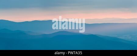 Tramonto sulla Shenandoah Valley come si vede da un si affacciano sulla Skyline Drive nel Parco Nazionale di Shenandoah, Virginia, Stati Uniti d'America. Appalachian Highlands in f Foto Stock