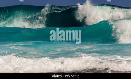 Onde che si infrangono in tropicale acqua turchese. Foto Stock