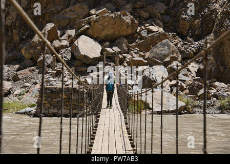 Ponte di sospensione per la valle Jizeu, Bartang Valley, Tagikistan Foto Stock