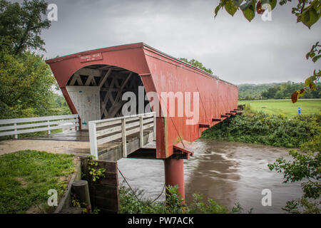 La storica Holliwell coperto ponte che attraversa il fiume medio, Winterset, Madison County, Iowa Foto Stock