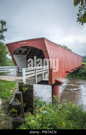 La storica Holliwell coperto ponte che attraversa il fiume medio, Winterset, Madison County, Iowa Foto Stock