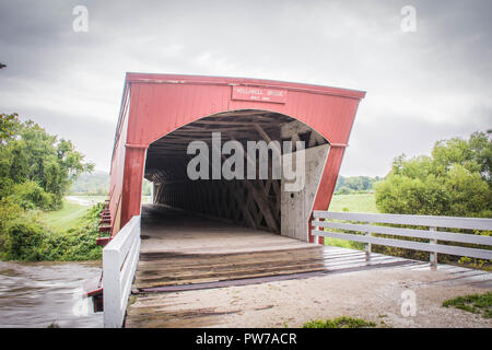 La storica Holliwell coperto ponte che attraversa il fiume medio, Winterset, Madison County, Iowa Foto Stock