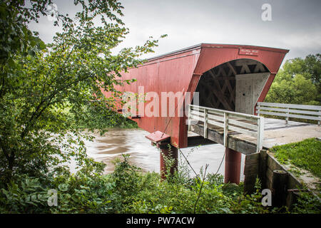 La storica Holliwell coperto ponte che attraversa il fiume medio, Winterset, Madison County, Iowa Foto Stock