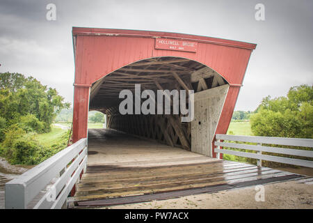 La storica Holliwell coperto ponte che attraversa il fiume medio, Winterset, Madison County, Iowa Foto Stock