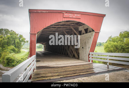 La storica Holliwell coperto ponte che attraversa il fiume medio, Winterset, Madison County, Iowa Foto Stock