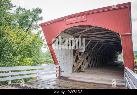 La storica Holliwell coperto ponte che attraversa il fiume medio, Winterset, Madison County, Iowa Foto Stock