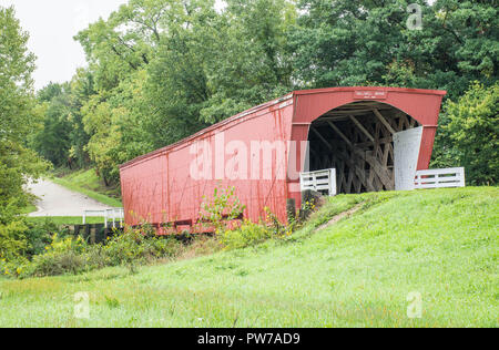 La storica Holliwell coperto ponte che attraversa il fiume medio, Winterset, Madison County, Iowa Foto Stock