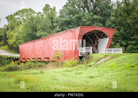 La storica Holliwell coperto ponte che attraversa il fiume medio, Winterset, Madison County, Iowa Foto Stock