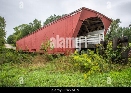 La storica Holliwell coperto ponte che attraversa il fiume medio, Winterset, Madison County, Iowa Foto Stock