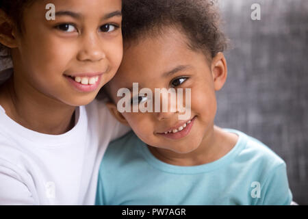 Ritratto di felice amorevole fratello e sorella Foto Stock