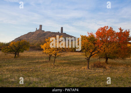 Famoso Castello Hazmburk al tramonto.Central Bohemian Uplands,Repubblica Ceca. In cima alla montagna ci sono le rovine di un castello medievale, di cui Foto Stock