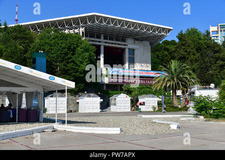 Sochi, Russia - 2 giugno. 2018. Delfinario di edificio sulla strada Primorskaya Foto Stock