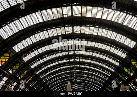 La Stazione Centrale di Milano - marzo 31: la facciata della stazione ferroviaria centrale di Milano il 31 marzo 2018 di Milano, Italia. Dalla stazione centrale di Milano è la larg Foto Stock