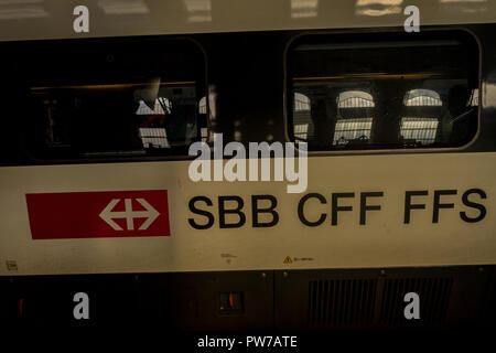 La Stazione Centrale di Milano - marzo 31: il treno svizzero SBB CFF FFS presso la stazione ferroviaria centrale di Milano il 31 marzo 2018 di Milano, Italia. La stazione di Milano San Foto Stock