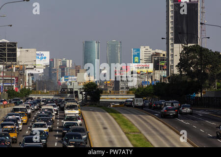 Lima, Perù - 18 giugno 2015: L'Organizzazione Mondiale della Sanità ha nominato Lima, una città di oltre nove milioni di persone, di avere il peggior inquinamento atmosferico di tutta l'Amer Latina Foto Stock