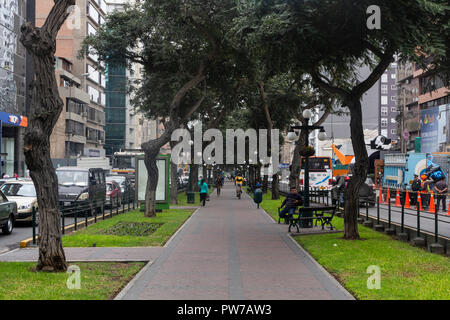 I residenti di Lima, Perù, la più grande città nonché capitale del Perù e la seconda più grande popolazione in Sud America di quasi 9 milioni di euro per i pendolari e Foto Stock