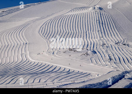 Neve compressa in linee belle. Questo viene fatto per preservare la neve per lo sci estivo mesi su un ghiacciaio. Questo ghiacciaio è a Tignes, SAV Foto Stock