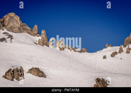 Sciatori a piedi l'Aiguille percee in Espace Killy le località sciistiche di Tignes e Val d'Isere. Espace Killy è un nome dato ad un area sciistica al Ta Foto Stock