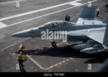 181009-N-RB149-0301 OCEANO PACIFICO (ott. 9, 2018) marinai dirigere un EA-18G Growler assegnato al "Gauntlets" di attacco elettronico Squadron (VAQ) 136 sul ponte di volo di Nimitz-class portaerei USS Carl Vinson (CVN 70). (U.S. Foto di Marina di Massa Specialista comunicazione marinaio Nicholas Carter/rilasciato) Foto Stock