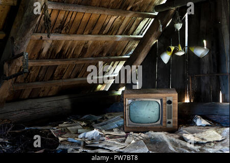 15 Settembre, 2014. Una vecchia televisione in bianco e nero memorizzati in un attico di una casa abbandonata in Skrunda, Lettonia. Foto Stock