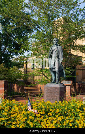 Greeneville, TN, Stati Uniti d'America-10-2-18: una statua del presidente Andrew Johnson sorge nell'Andrew Johnson National Historic Site in Greeneville. Foto Stock