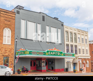 Greeneville, TN, Stati Uniti d'America-10-2-18: il teatro di Capitale nel centro cittadino. Una donna si siede in attesa su una panchina sul marciapiede. Foto Stock