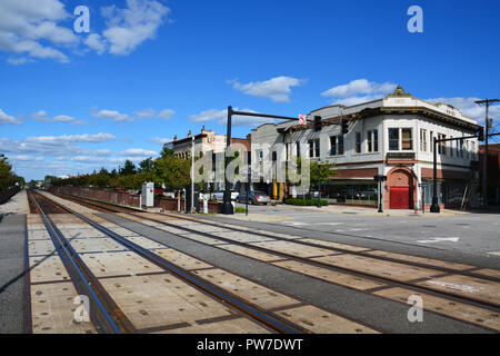 L'Amtrak e merci le tracce della linea che passa attraverso il centro cittadino di Rocky Mount in North Carolina. Foto Stock