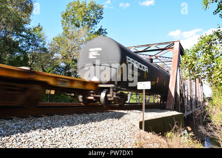 Un treno merci passa sopra il fiume di catrame su un traliccio in acciaio ponte di Rocky Mount, North Carolina. Foto Stock