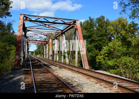 Guardando verso il basso i binari in corrispondenza di un traliccio in acciaio ponte sopra il fiume di catrame di Rocky Mount, North Carolina. Foto Stock