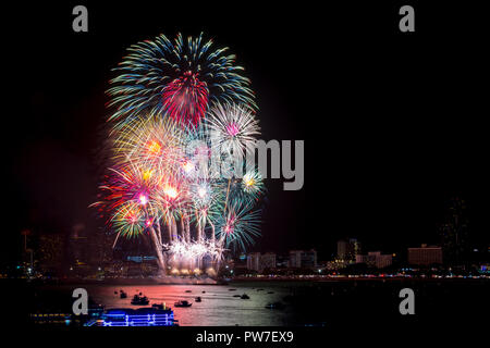 Fuochi d'artificio esplorato oltre il paesaggio urbano di notte nel porto di mare a Pattaya.vacanza festosa celebrazione sfondo Foto Stock