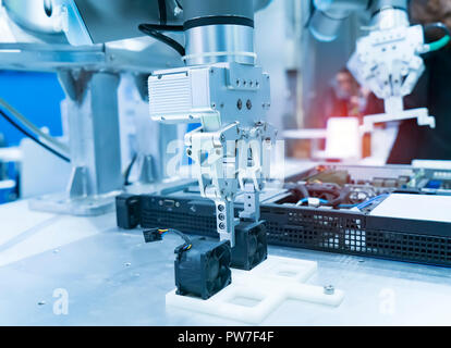 Robotica e automazione controllo sistema di applicazione su automatizzare il braccio di robot in smart sfondo di fabbricazione Foto Stock