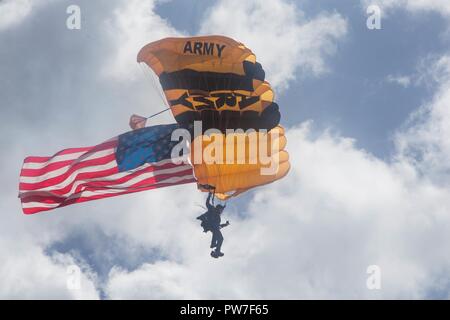 Un membro dell'U.S. Esercito Golden Knights parachute team si prepara a terra durante la cerimonia di apertura del 2017 Marine Corps Air Station Miramar Air Show a MCAS Miramar, California, Sett. 22. Il tema scelto per la air show è "un omaggio ai veterani del Vietnam" e dispone di numerosi spettacoli e visualizza riconoscendo i sacrifici dei veterani del Vietnam. "Il 2017 MCAS Miramar Air Show dà al pubblico e di servizio attuali membri l'opportunità di ringraziarvi per i veterani della guerra del Vietnam," ha detto Col. Jason Woodworth, comandante della MCAS Miramar. "Il nostro obiettivo è quello di ricordare ai veterani che il Foto Stock