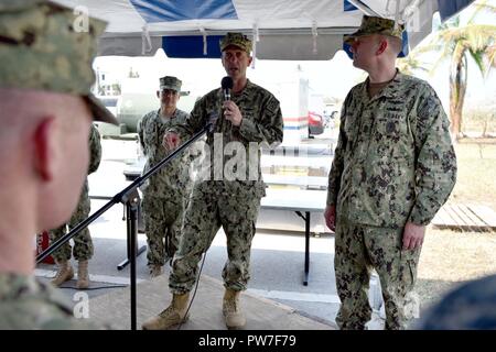 KEY WEST, Fla. (sett. 21, 2017) Capo di operazioni navali (CNO) Adm. John Richardson e Master Chief Sottufficiali della Marina (MCPON) Steven Giordano tenere un tutte le mani con la chiamata con un piccolo gruppo di Naval Air Station (NAS) Key West marinai, civili e di gestione di emergenza il personale che assiste con gli sforzi di recupero dopo l'uragano Irma. Foto Stock