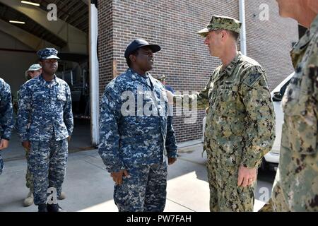 KEY WEST, Fla. (sett. 21, 2017) Capo di operazioni navali (CNO) Adm. John Richardson colloqui con i marinai dalla Naval Air Station (NAS) Key West Port operazioni mentre il rilievo del danno e gli sforzi di recupero a bordo NAS Key West dopo l uragano Irma. CNO e Master Chief Sottufficiali della Marina (MCPON) Steven Giordano ha anche tenuto un tutte le mani con la chiamata con un piccolo gruppo di NAS Key West marinai, civili e di gestione di emergenza il personale che assiste con il recupero. Foto Stock