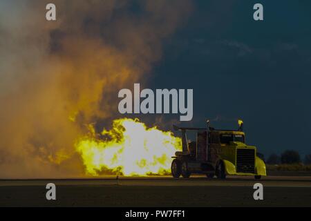 Il Shockwave Jet Truck attraversa la linea di volo durante il 2017 Marine Corps Air Station Miramar Air Show a MCAS Miramar, California, Sett. 22. Il tema per air show è "un omaggio ai veterani del Vietnam" e dispone di numerosi spettacoli e visualizza riconoscendo i sacrifici dei veterani del Vietnam. "Il 2017 MCAS Miramar Air Show dà al pubblico e di servizio attuali membri l'opportunità di ringraziarvi per i veterani della guerra del Vietnam," ha detto Col. Jason Woodworth, comandante della MCAS Miramar. "Il nostro obiettivo è quello di ricordare ai veterani che il paese si preoccupa per loro e valori veramente il sacrifi Foto Stock