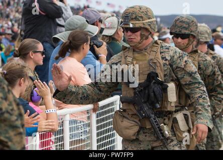 Marines con 1° Divisione Marine salutare gli spettatori a 2017 Marine Corps Air Station Miramar Air Show a MCAS Miramar, California, Sett. 23. Il tema scelto per la air show è "un omaggio ai veterani del Vietnam" e dispone di numerosi spettacoli e visualizza riconoscendo i sacrifici dei veterani del Vietnam. L'air show mette in mostra anche di classe mondiale esecutori di civili e militari dimostrazione di volo squadre, le capacità della Marina Air-Ground Task Force e celebra il nostro rapporto di lunga data con i nostri vicini nel locale di San Diego comunità. Foto Stock