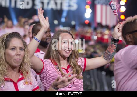 Noi membri del Team personale veterano Sgt. Randi Gavell, U.S. Esercito (R) e il veterano Sgt. Brandi Evans, U.S. Esercito, arrivare per la cerimonia di apertura per il 2017 Invictus giochi presso la Air Canada Centre di Toronto il 23 settembre 2017. La Invictus Giochi, istituito dal principe Harry nel 2014, riunisce i feriti e i veterani feriti da 17 nazioni per 12 adaptive eventi sportivi, tra cui via e un campo basket in carrozzella, Rugby in carrozzina, nuoto, seduta a pallavolo e nuovo per il 2017 giochi, golf. Foto Stock