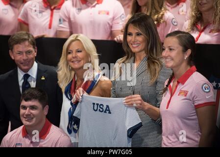 Melania Trump, First Lady degli Stati Uniti d'America, in posa per una foto con il Team USA durante un ricevimento prima della cerimonia di apertura del 2017 Invictus giochi presso la Air Canada Centre a Toronto in Canada. sett. 23, 2017. La Invictus Giochi, fondata nel 2014 dal Regno Unito il principe Harry, è progettato per utilizzare la potenza dello sport ad ispirare il recupero, sostenere azioni di riabilitazione e di generare una più ampia comprensione e rispetto per coloro che servono il loro paese e per i loro cari. Foto Stock