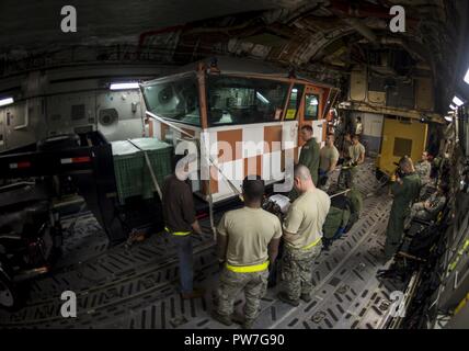 Avieri dal 42o e 58o porta antenna squadroni, entrambi da Westover riserva d'aria di base, Massachusetts, verificare i requisiti di carico sett. 23, 2017, a Dobbins Air Base di riserva, Ga. Avieri di JB Charleston fornito gli sforzi di rilievo a quelle recentemente colpite dagli uragani di Irma e Maria. Gli elementi di supporto hanno portato incluso pallet di pasti pronti a mangiare, casi di acqua e una di stand-up il traffico aereo mobile torre di controllo per supportare i soccorsi operazioni di San Tommaso Cirillo E. King Airport. Foto Stock