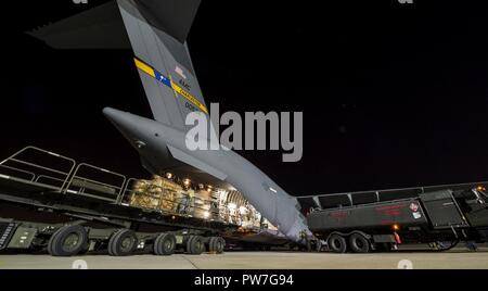 Avieri dal 42o e 58o porta antenna squadroni, entrambi da Westover riserva d'aria di base, Massachusetts, carico di carico su un C-17 Globemaster III Sett. 23, 2017, a Dobbins Air Base di riserva, Ga. Avieri di JB Charleston fornito gli sforzi di rilievo a quelle recentemente colpite dagli uragani di Irma e Maria. Gli elementi di supporto hanno portato incluso pallet di pasti pronti a mangiare, casi di acqua e una di stand-up il traffico aereo mobile torre di controllo per supportare i soccorsi operazioni di San Tommaso Cirillo E. King Airport. Foto Stock