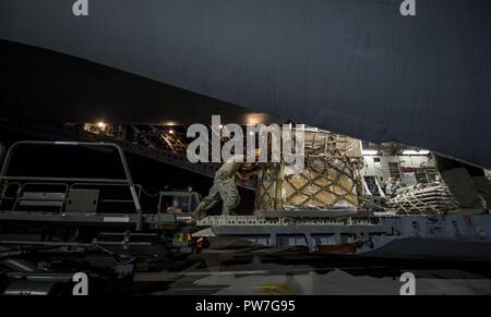 Avieri dal 42o e 58o porta antenna squadroni, entrambi da Westover riserva d'aria di base, Massachusetts, carico di carico su un C-17 Globemaster III Sett. 23, 2017, a Dobbins Air Base di riserva, Ga. Avieri di JB Charleston fornito gli sforzi di rilievo a quelle recentemente colpite dagli uragani di Irma e Maria. Gli elementi di supporto hanno portato incluso pallet di pasti pronti a mangiare, casi di acqua e una di stand-up il traffico aereo mobile torre di controllo per supportare i soccorsi operazioni di San Tommaso Cirillo E. King Airport. Foto Stock