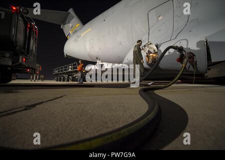 Il personale Sgt. Zach Brammer, un flying capo equipaggio dal 437th Manutenzione aeromobili squadrone, supervisiona la carburazione di un C-17 Globemaster III Sett. 23, 2017, a Dobbins Air Base di riserva, Ga. Avieri di JB Charleston fornito gli sforzi di rilievo a quelle recentemente colpite dagli uragani di Irma e Maria. Gli elementi di supporto hanno portato incluso pallet di pasti pronti a mangiare, casi di acqua e una di stand-up il traffico aereo mobile torre di controllo per supportare i soccorsi operazioni di San Tommaso Cirillo E. King Airport. Foto Stock