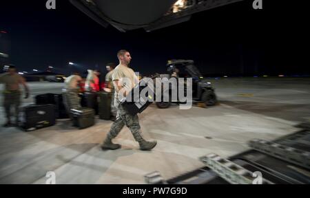 Avieri dal 42o e 58o porta antenna squadroni, entrambi da Westover riserva d'aria di base, Massachusetts, carico di carico su un C-17 Globemaster III Sett. 23, 2017, a Dobbins Air Base di riserva, Ga. Avieri di JB Charleston fornito gli sforzi di rilievo a quelle recentemente colpite dagli uragani di Irma e Maria. Gli elementi di supporto hanno portato incluso pallet di pasti pronti a mangiare, casi di acqua e una di stand-up il traffico aereo mobile torre di controllo per supportare i soccorsi operazioni di San Tommaso Cirillo E. King Airport. Foto Stock