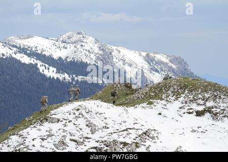 Un Co. 1-157th Fanteria - Mountain, Colorado Esercito Nazionale soldati di guardia overwatch attesa durante la giornata finale del Triglav Star III la formazione sul campo di esercizio. La multinazionale evento di formazione continua a sett. 23rd. Foto Stock